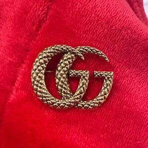 Gucci Gold Interlocking GG Pin on Red